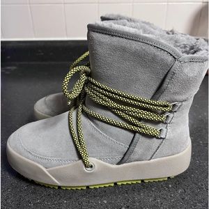 Baretraps grey winter boots size 6 1/2. Super warm, cozy and soft. Worn once.